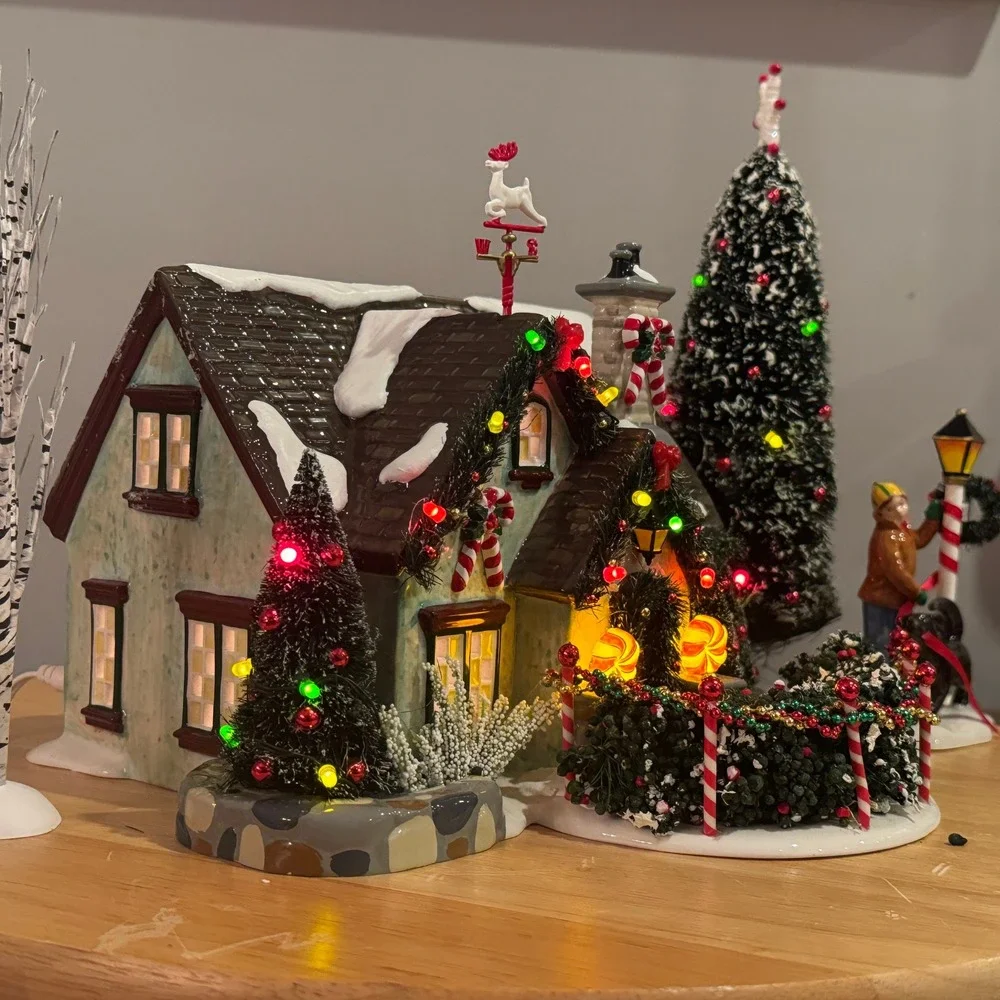 Department 56 The Peppermint House Snow Village Lighted Dept 56 w/ Box